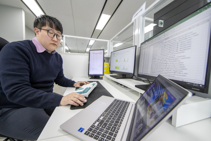 KT가 AI 기술을 이용해 자동으로 스팸 문자를 차단하는 ‘AI 스팸 수신차단 서비스’를 시작한다고 25일 밝혔다. 사진은 서울 광화문에 위치한 KT 고객센터에서 직원이 AI 클린 메시징 시스템으로 스팸 메시지를 분석하고 있는 모습. /사진=KT