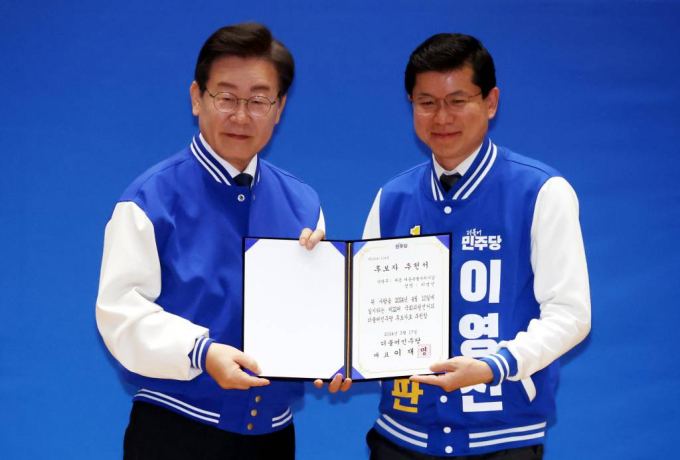 더불어민주당 세종갑 이영선 후보의 중도 낙마로 이 지역구 선거는 류제화 국민의힘 후보와 김종민 새로운미래 후보간의 맞대결로 치러지게 된다. 사진은 지난 17일 서울 여의도 국회 의원회관 대회의실에서 열린 제22대 총선 후보자 대회에서 기념촬영을 하고 있는 이재명 더불어민주당 대표와 이영선 후보. /사진= 뉴시스 