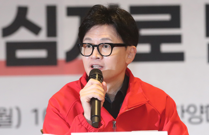 한동훈 국민의힘 비상대책위원장이 저출생 관련 대책으로 세 자녀 이상 가구에 대해 모든 자녀의 대학등록금을 전액 면제하겠다고 말했다. 사진은 한 위원장이 25일 오전 서울 성동구 한양대학교 동문회관에서 열린 중앙선거대책위원회의에서 발언하는 모습. /사진=뉴스1