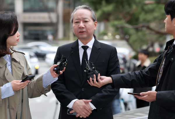 주수호 대한의사협회 비상대책위원회 언론홍보위원장이 경찰에 출석하며 정부의 태도가 이중적이라고 비판했다. 주수호 의협 비대위 위원장이 25일 오전 서울경찰청 앞에서 입장을 밝히고 있다. /사진=뉴시스