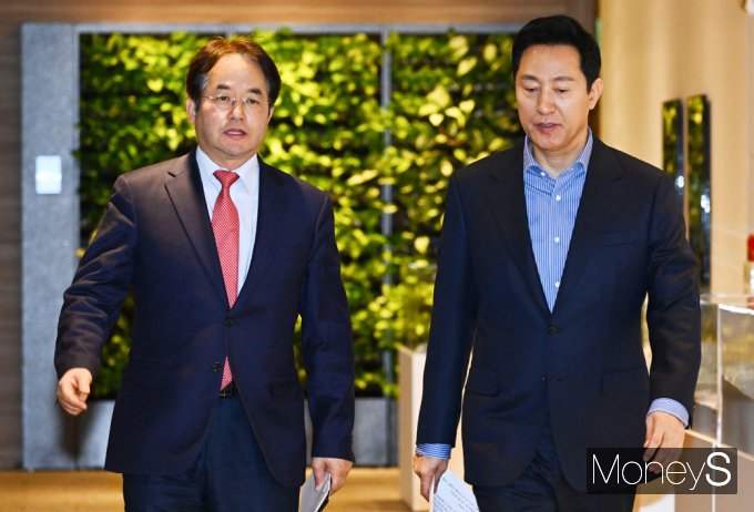 ▲ 협약식장 입장하는 이동환 고양시장(왼쪽)·오세훈 서울시장