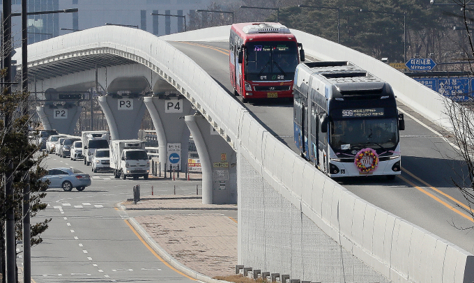 국토부 대도시권광역교통위원회가 BRT 활성화를 위한 설명회를 오는 27일 세종시에서 개최한다. 사진은 세종시의 보조 BRT로 불리는 전기굴절버스의 운행 모습. /사진=뉴시스