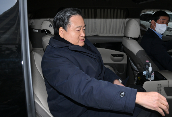 검찰이 자회사 조합원들에게 전국민주노동조합총연맹 탈퇴를 강요한 의혹에 허영인 SPC 회장이 연관된 것으로 보고 허 회장을 소환 조사했다. 사진은 지난달 2일 서울 서초구 서울중앙지방법원을 나서는 허 회장. /사진=뉴시스