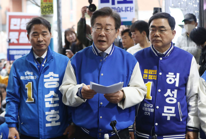 이재명 더불어민주당 대표가 25일 경남 창원시 반송시장 앞에서 취재진과 만나 한동훈 국민의힘 비상대책위원장의 세 자녀 이상 가구 대학등록금 전액 면제 총선 공약에 대해 "선거가 급하니까 입장이 바뀐 것 같은데 매우 칭찬한다"고 말했다. 사진은 이 대표(가운데)가 25일 경남 창원시 성산구 반송시장에서 열린 현장 기자회견에서 발언하는 모습. /사진=뉴스1
