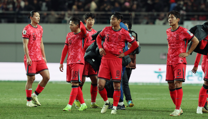 한국 축구 국가대표팀이 26일(이하 한국시각) 태국 방콕 라자망갈라 스타디움에서 2026 북중미월드컵 아시아 지역 2차 예선 태국과의 조별리그 4차전 원정 경기를 치른다. 사진은 지난 21일 태국과의 3차전에서 무승부를 거둬 아쉬워하는 한국 선수들의 모습. /사진=뉴시스