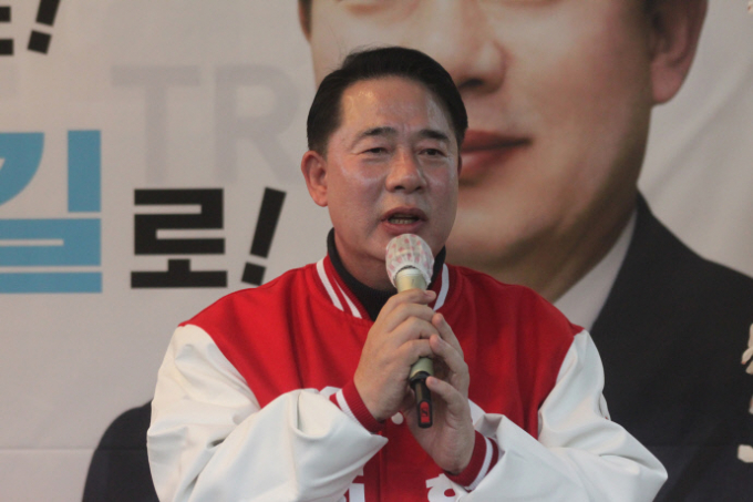 한길룡 국민의힘 파주을 후보가 23일 선거사무소 개소식에서 인사말을 하고 있다. / 사진제공=한길룡 선거캠프