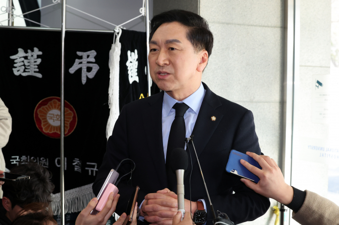 김기현 국민의힘 후보(울산 남구을)가 이재명 더불어민주당 대표의 민생회복지원금 제안에 대해  "대단히 무책임한 처사"라고 지적했다. 사진은 김 후보가 지난 8일 서울 종로구 서울대병원 장례식장에 마련된 김영삼 전 대통령의 부인 손명순 여사 빈소에서 조문을 마친 후 취재진의 질문에 답하는 모습. /사진=뉴스1