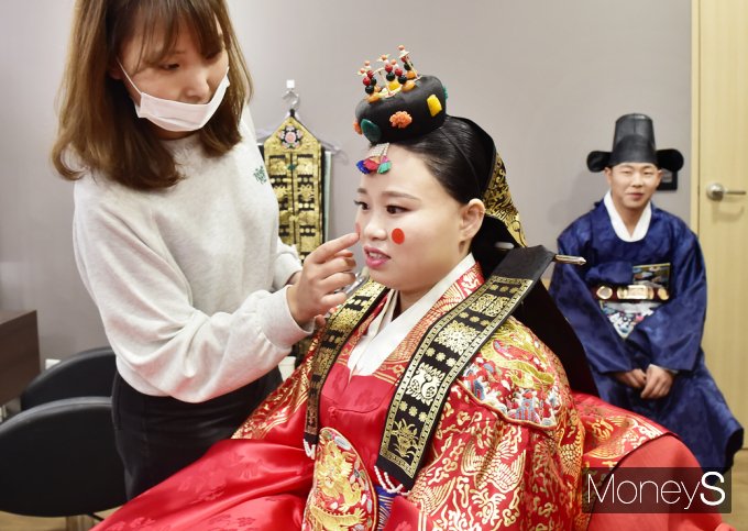 ▲ 신부 연지 곤지 치장에 입가에 흐믓한 미소 흐르는 신랑