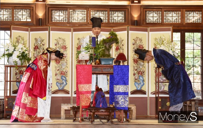 ▲ 신랑·신부 서로를 공경하며 맞절(교배례)