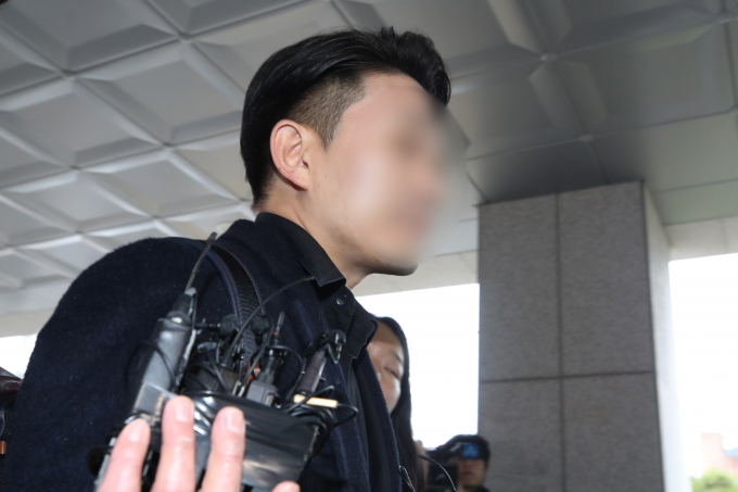 정부가 파견한 공중보건의 명단을 온라인 커뮤니티에 유출한 사람이 현직 의사로 파악됐다. 사진은 25일 오후 집단행동에 불참한 전공의 명단인 '전공의 블랙리스트'가 게시된 것과 관련해 조사를 받기 위해 서울경찰청 사이버범죄수사대에 출석한 온라인 커뮤니티 '메디스태프' 대표 기모씨. /사진=뉴스1