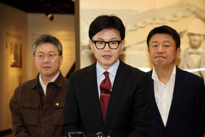 한동훈 국민의힘 비상대책위원장이 오는 26일 비대위원장 취임 후 처음으로 박근혜 전 대통령을 예방한다. 사진은 한 위원장(가운데)이 지난 24일 서울 서대문구 신촌 세브란스병원에서 열린 전국의대교수협의회 회장단 간담회를 마친 뒤 취재진의 질문에 답하는 모습. /사진=뉴스1(공동취재)