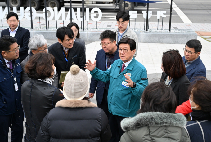 정종복 기장군수가 25일 기장군청 앞에서 집회를 하고 있는 민원인을 면담하고 있다./사진=기장군