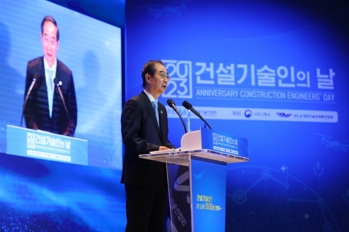 한덕수 국무총리가 25일 서울 강남구 논현동 건설회관에서 열린 '2024 건설기술인의 날 기념식'에 참석했다. 사진은 한덕수 국무총리가 지난해 3월 서울 강남구 건설회관에서 열린 건설기술인의 날 기념식에 참석해 축사를 하고 있다./사진=총리실 제공(뉴시스)