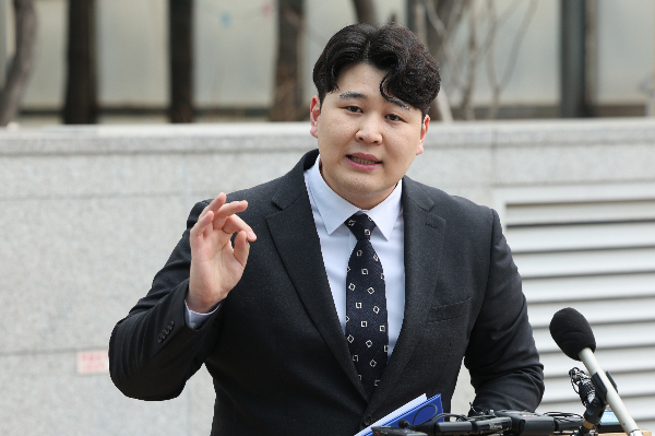 류옥하다 가톨릭중앙의료원 인턴 대표가 정부의 2000명 증원으로는 근본적인 의료문제를 해결할 수 없다고 비판하고 대안을 제시했다. 지난달 29일 류옥씨가 서울 대한의사협회에서 성명서를 발표하고 있다. /사진=뉴스1