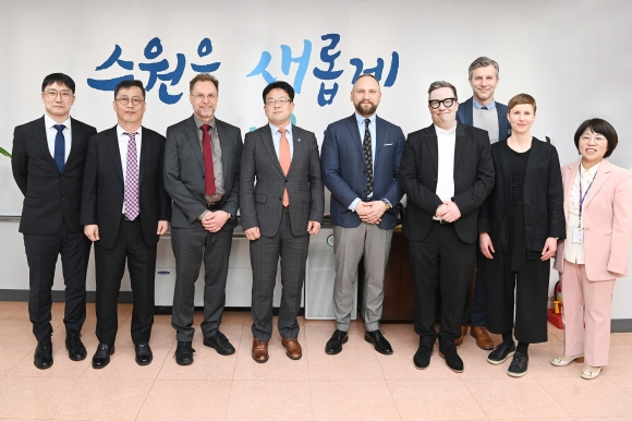 김현수 제1부시장(왼쪽 네번째)이 헬싱키대학 연구팀과 기념촬영을 하고 있다. / 사진제공=수원특례시