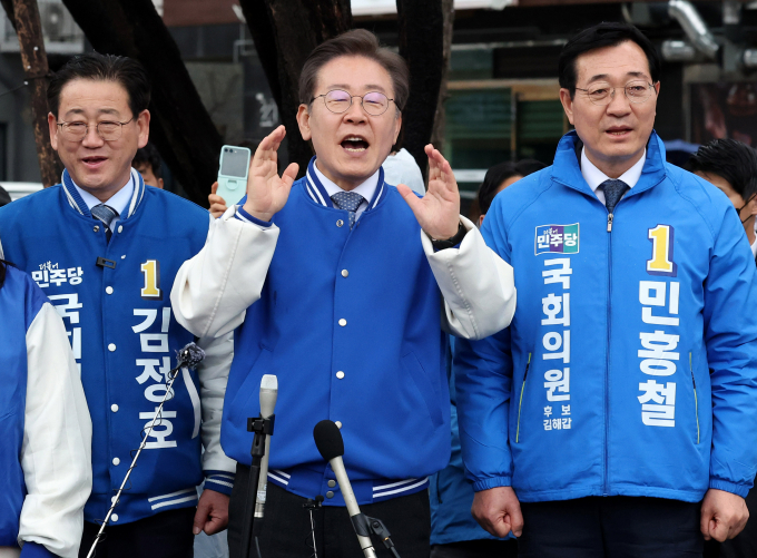 이재명 더불어민주당 대표가 오는 26일 '대장동·백현동 개발비리 및 성남FC 후원금' 의혹 재판에 출석한다. 사진은 이 대표(가운데)가 25일 경남 김해시 삼계수리공원을 방문해 발언하는 모습. /사진=뉴시스