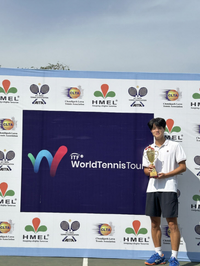 안성시청 소속 장윤석 선수가 ITF 찬디가르 테니스 대회에서 복식 우승을 차지한 뒤 트로피를 들어보이고 있다. / 사진제공=안성시