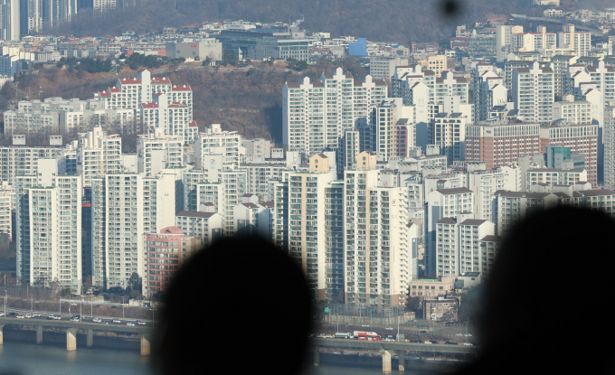정부가 아파트에 층·향 등의 등급을 매겨 공개하려던 계획을 철회했다. 사진은 서울시내 한 아파트 밀집 지역. /사진=뉴시스