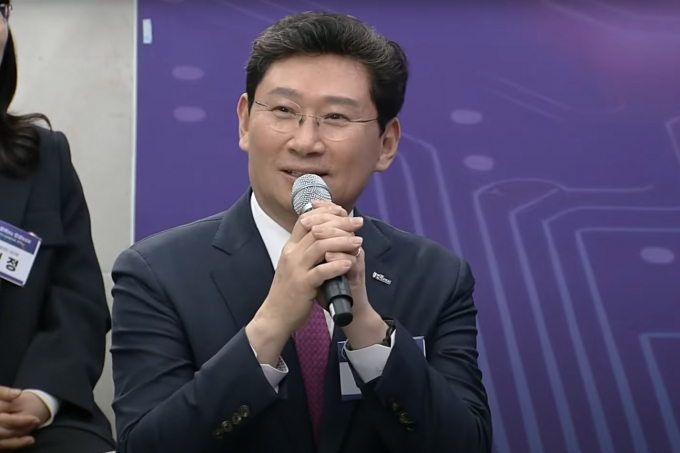 이상일 용인특례시장은 25일 경강선 연장과 서울 지하철 3호선 연장 등을 제5차 국가철도망 계획에 반영하고, 제4차 국가철도망계획에 포함된 분당선 기흥역~오산대역 사업의 조속한 추진을 정부에 요청했다. / 사진제공=용인특례시