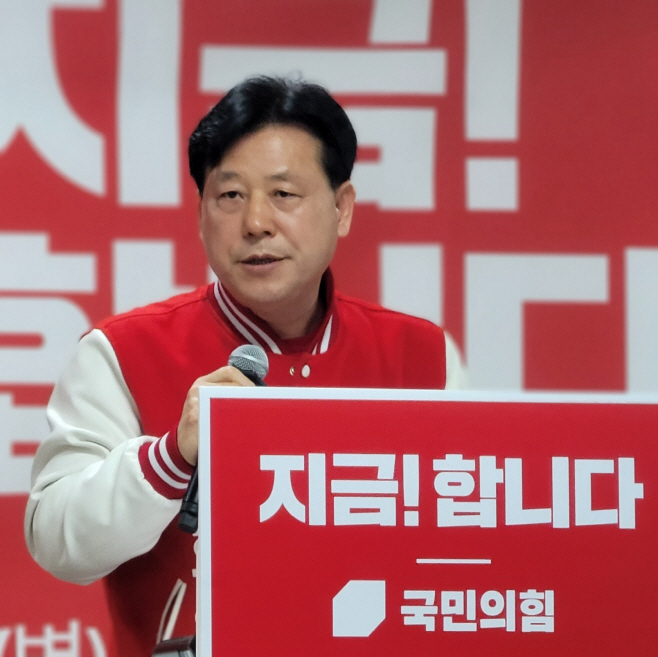 박재순 국민의힘 후보가 25일 수원에 있는 선거 사무실에서 민생보호 및 자산형성 지원제도와 관련한 공약을 발표하고 있다. / 사진제공=박재순 후보 사무실