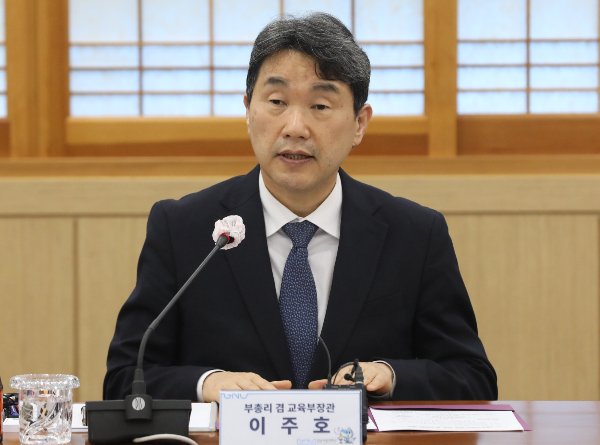 이주호 사회부총리 겸 교육부 장관이 의대 증원으로 인해 교육 여건이 떨어지지 않도록 지원하겠다고 약속했다. 사진은 25일 오후 경남 진주시 경상국립대학교 칠암캠퍼스 대학본부에서 열린 의대 운영대학 현장 간담회에서 발언하는 이 부총리. /사진=뉴스1 