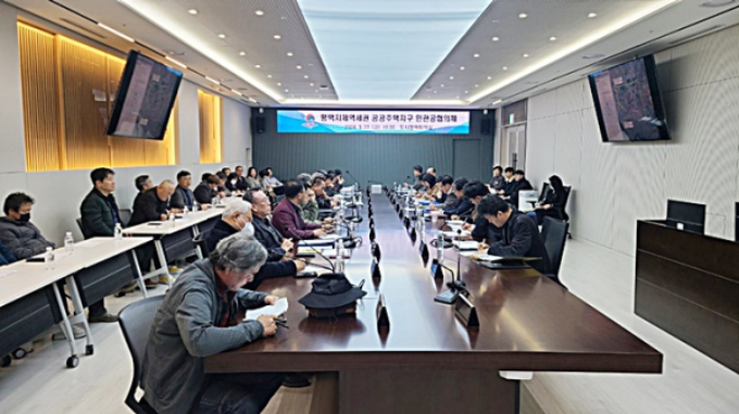 평택시는 지난 22일 평택지제역세권 공공주택지구 사업의 원활한 추진과 주민들의 다양한 의견을 청취하고 해결 방안을 논의하기 위해 주민대표, 평택시, 국토교통부, 한국토지주택공사로 이뤄진 '민관공협의체'를 구성하고 이날 첫 회의를 진행했다. / 사지넺공=평택시