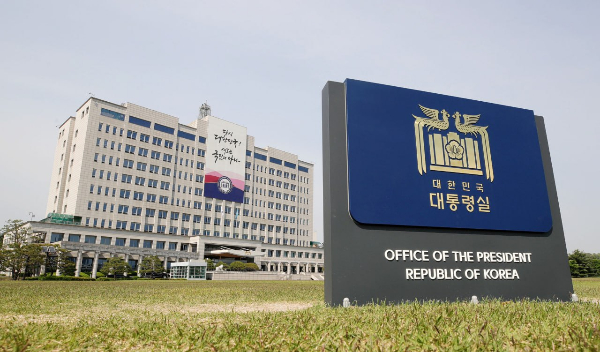 정부가 미복귀 전공의에 대한 면허정지 처분을 철회할 예정이다. 사진은 서울 용산구 대통령실 전경. /사진=뉴시스