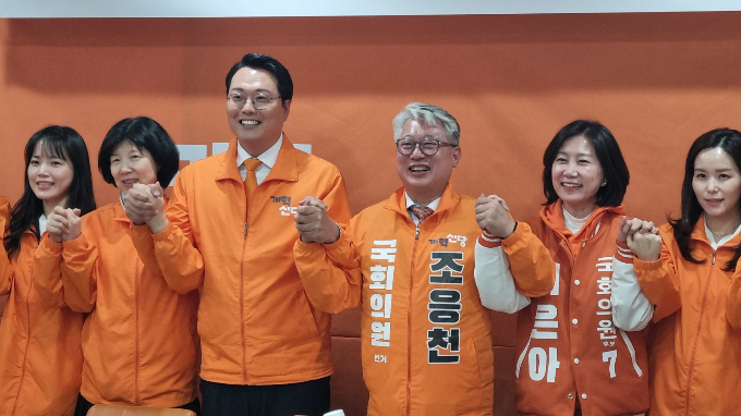개혁신당 선거대책위원회가 25일 오후 경기 남양주시 조응천 의원 선거사무소에서 민생을 외면하는 거대 양당에 맞서기 위한 정책을 펼치겠다고 다짐했다. 사진은 이날 조 의원 선거사무소에서 중앙선거대책위원회의를 개최한 개혁신당. /사진=뉴스1