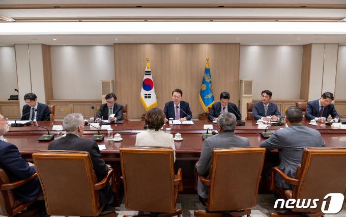 [사진] 미 하원 CSGK 대표단 접견하는 윤 대통령