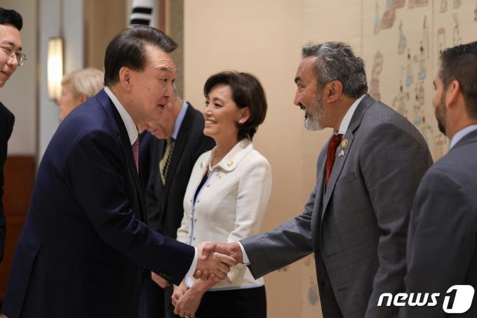 [사진] 윤 대통령, 미 하원 코리아스터디그룹 대표단 접견