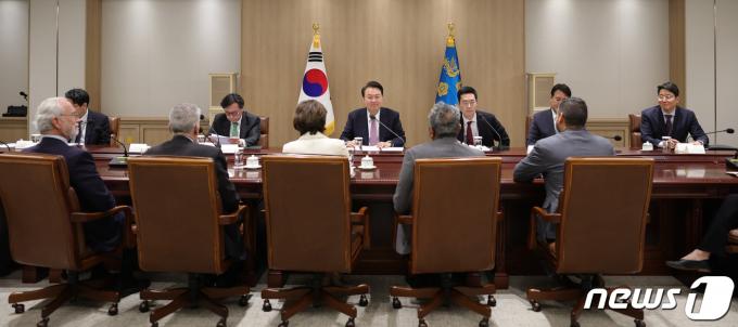 [사진] 윤 대통령, 미 하원 코리아스터디그룹 대표단 접견