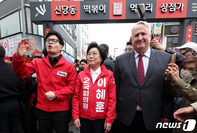 한동훈 국민의힘 총괄선대위원장 25일 오전 서울 중구 퇴계로 신당동 떡볶이타운에서 인요한 국민의미래 선거대책위원장, 이혜훈 후보와 함께 시민들에게 인사를 하고 있다. (공동취재) 2024.3.25/뉴스1 ⓒ News1 임세영 기자