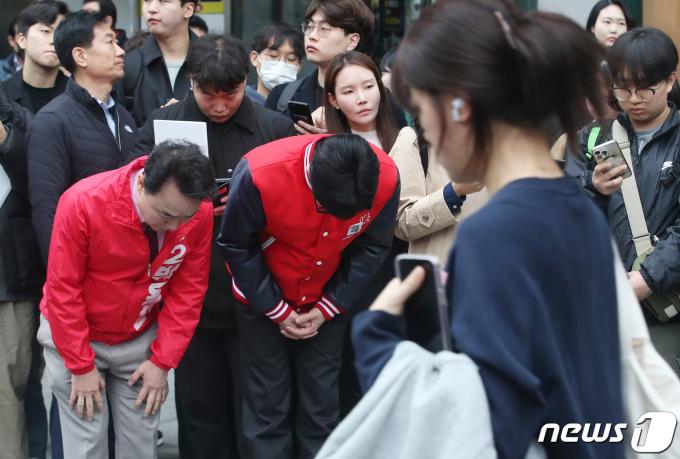 한동훈 국민의힘 비상대책위원장이 25일 오전 서울 영등포구 여의도역 인근에서 박용찬 제22대 총선 서울 영등포을 후보와 함께 출근길 인사를 하고 있다. 2024.3.25/뉴스1 ⓒ News1 임세영 기자
