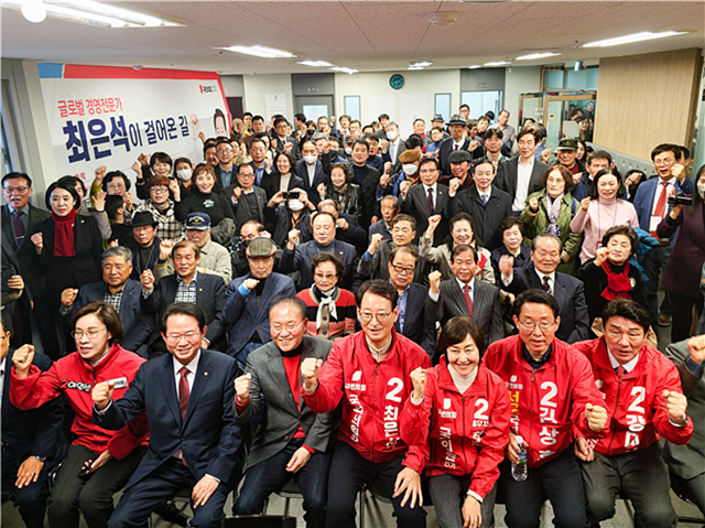 지난 24일 최은석 후보 선거사무소를 찾은 윤재옥 원내대표,국민의힘 의원들과 지지자들이 최은석 후보와 최 후보 배우자와 함께 파이팅을 외치고 있다./사진제공=최은석 국민의힘 대구 동구·군위 갑 국회의원 후보 선거사무소