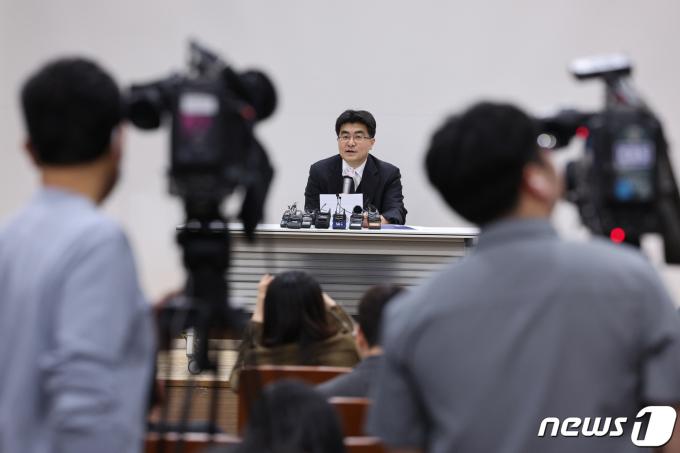 방재승 서울대학교 의과대학 교수협의회 비상대책위원장이 25일 오후 서울 종로구 서울대학교병원에서 열린 비대위 비상총회를 마친 후 결과 브리핑을 하고 있다. 서울대 의대 교수들은 이날부터 자발적 사직서를 제출하기로 했다. 2024.3.25/뉴스1 ⓒ News1 신웅수 기자