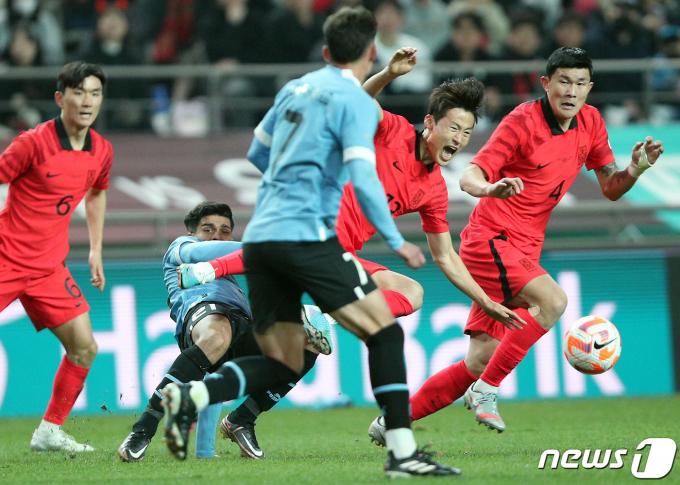 손준호가 28일 오후 마포구 상암동 서울월드컵경기장에서 열린 축구 국가대표 평가전 대한민국과 우루과이의 경기에서 상대 선수의 태클에 넘어지고 있다. 손흥민, 이강인, 김민재, 조규성 등 카타르월드컵 멤버 대부분이 소집돼 지난 24일 울산서 열린 콜롬비아전에서 2-2로 비겼던 '클린스만호'는 우루과이를 상대로 아쉬운 2:1 패배로 경기를 마쳤다. 2023.3.28/뉴스1 ⓒ News1 박정호 기자