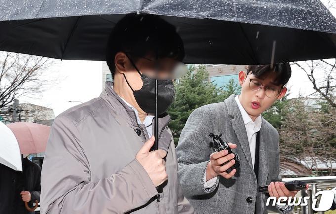 2450억 원 규모의 가상자산 출금 중단 사건을 일으켜 특정경제범죄 가중처벌 등에 관한 법률 위반(사기) 등의 혐의를 받는 코인 예치업체 델리오 대표 정 모 씨가 25일 서울 양천구 서울남부지방법원에서 열린 구속 전 피의자 심문(영장실질심사)에 출석하고 있다.  2024.3.25/뉴스1 ⓒ News1 김성진 기자