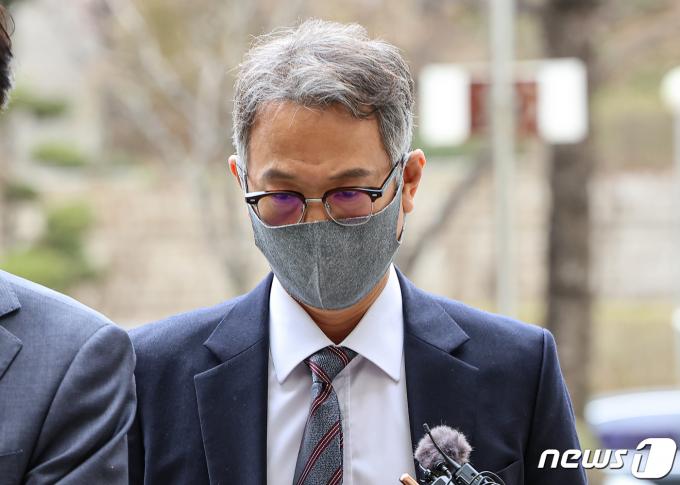 협력업체로부터 8억원대 금품을 수수한 혐의를 받는 서정식 전 현대오토에버 대표가 25일 서울 서초구 서울중앙지방법원에서 열린 구속 전 피의자 심문(영장실질심사)에 출석하고 있다. 2024.3.25/뉴스1 ⓒ News1 김도우 기자
