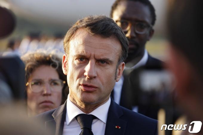 이틀간의 일정으로 남미 프랑스령 기아나를 방문한 에마뉘엘 마크롱 프랑스 대통령이 25일(현지시간) 기아나 수도 카옌의 펠릭스 에보우에 공항에 도착해 취재진의 질문에 답하고 있다. 2023.3.25. ⓒ AFP=뉴스1 ⓒ News1 김성식 기자