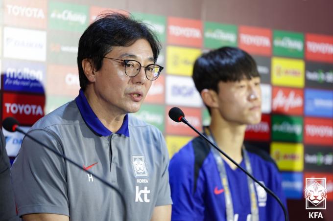 황선홍 한국축구대표팀 임시 감독이 25일 태국 방콕 라자망갈라 스타디움에서 열린 2026 북중미 월드컵 아시아 지역 2차 예선 C조 4차전 한국-태국전 공식 기자회견에서 취재진 질문에 답하고 있다.(대한축구협회 제공) 2024.3.25/뉴스1 ⓒ News1 김명섭 기자