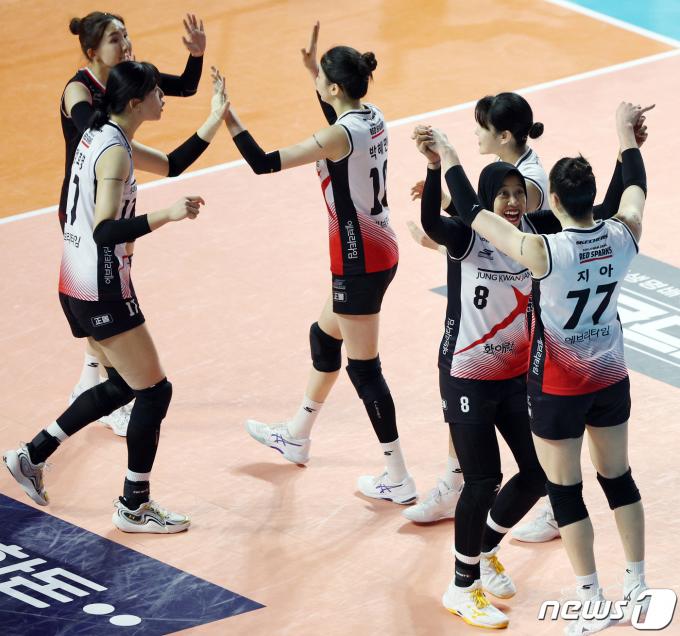 22일 오후 인천광역시 부평구 체육관로 삼산월드체육관에서 열린 2023-24 도드람 V리그 여자부 플레이오프 1차전 흥국생명과 정관장의 경기 1세트에서 점수를 만들어낸 정관장 선수들이 기쁨을 나누고 있다. 2024.3.22/뉴스1 ⓒ News1 박정호 기자
