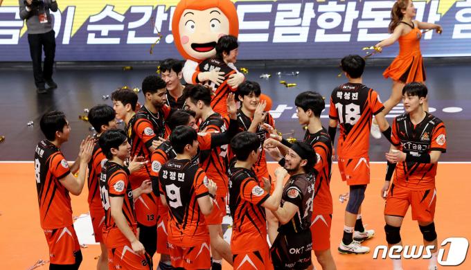 25일 오후 경기 안산시 상록수체육관에서 열린 남자 프로배구 '2023-2024 도드람 V리그' 플레이오프 2차전 OK금융그룹과 우리카드 경기에서 세트스코어 3대0, 플레이오프 스코어 2대0으로 챔피언결정전에 진출한 OK금융그룹 선수들이 기뻐하고 있다. OK금융그룹은 8년만에 챔피언결정전에 오르며 대한항공과 우승을 놓고 맞붙는다. 2024.3.25/뉴스1 ⓒ News1 장수영 기자