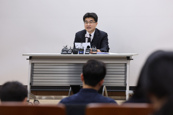 서울대학교 의과대학 교수들도 사직서를 제출하면서 '빅5' 중 3곳을 중심으로 의대 교수 줄사직이 이어지고 있다. 방재승 서울대 의대 교수협의회 비상대책위원장이 25일 오후 비대위 비상총회를 마친 후 결과 브리핑을 하고 있다. /사진=뉴스1
