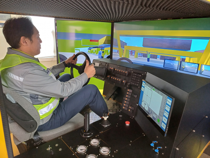 한화오션 거제사업장에 위치한 블록운반팀 VR 교육장에서 ‘VR 기반 트랜스포터 시뮬레이터’를 통해 트랜스포터 운행 실습이 진행되고 있다. /사진=한화오션