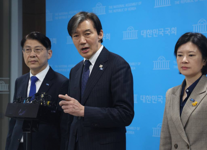  조국 조국혁신당 대표가 윤석열 정권이 종식할 때까지 정치를 계속할 것이라고 피력했다. 사진은 지난 25일 서울 여의도 국회 소통관에서 '검찰의 민간인 불법 사찰 고발' 기자회견을 마치고 취재진의 질문을 받고 있는 조국 대표. /사진= 뉴스1