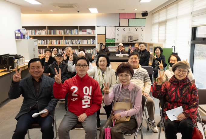 이원모 국민의힘 용인갑 국회의원 후보(앞줄 왼쪽 두번째)가 e편한세상용인한숲시티 주민들과 처인구의 정책 현안에 대해 논의하고 있다. / 사진제공=이원모 국민의힘 용인갑 국회의원 후보 캠프