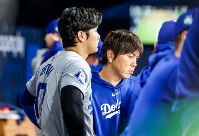 LA 다저스 일본인 선수 오타니 쇼헤이가 자신의 통역을 담당해 왔던 미즈하라 잇페이의 절도 및 불법 도박 혐의와 관련해 충격적이다는 입장을 밝혔다. 사진은 지난 20일 샌디에이고와 경기에서 오타니(왼쪽)와 미즈하라가 경기를 지켜보고 있다. /사진= 뉴스1