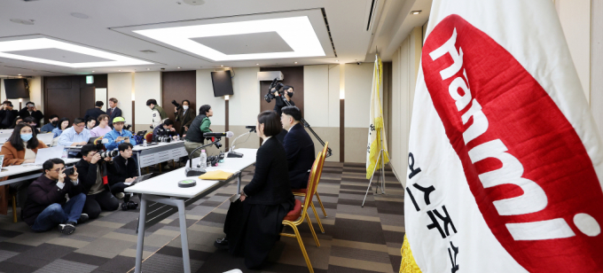  25일 오후 서울 송파구 한미타워에서 한미약품 그룹과 OCI홀딩스 통합 관련 기자간담회가 열리고 있다./사진=뉴시스