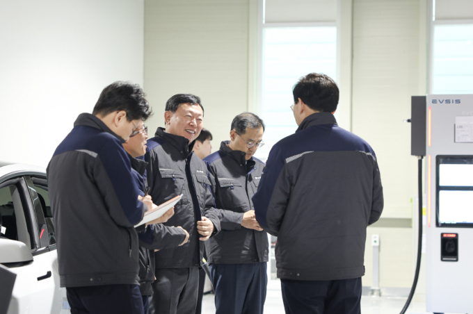 신동빈 롯데 회장이 지난 25일 충북 청주에 위치한 이브이시스 스마트팩토리 청주 신공장을 방문했다. /사진=롯데지주