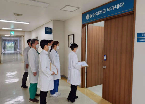 의대교수들의 집단 사직이 이어지면서 환자들의 피해와 병원의 경영난이 악화할 것으로 보인다. 울산대학교 의과대학 비상대책위원회가 지난 25일 오후 433명의 교수 사직서를 제출하고 있다. /사진=뉴스1